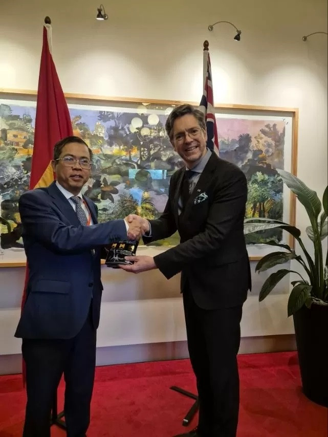 L’ambassadeur vietnamien en Australie, Pham Hung Tam (à gauche), et le maire de Melbourne, Nicholas Reece. Photo: Ambassade du Vietnam en Australie.