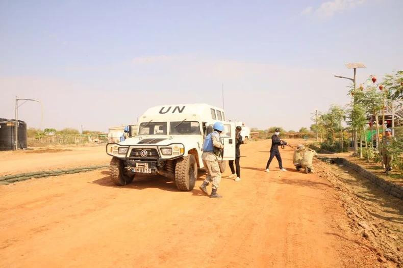 L’objectif est de renforcer la vigilance et les compétences d'évaluation et de traitement des situations dangereuses inattendues, notamment chez les forces de sécurité et d'escorte. Photo : Département des opérations de maintien de la paix du ministère vietnamien de la Défense