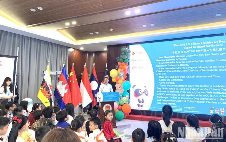 Selon le secrétaire général du Centre ASEAN — Chine, Shi Zhongjun, le programme d’échanges culturels entre les enfants ASEAN — Chine est une bonne occasion pour la Chine et les pays de l’ASEAN de renforcer leur amitié, leur coopération et leur compréhension mutuelle pour la construction d’un bel avenir commun. Photo: Huu Hung/NDEL. Selon le secrétaire général du Centre ASEAN — Chine, Shi Zhongjun, le programme d’échanges culturels entre les enfants ASEAN — Chine est une bonne occasion pour la Chine et les pays de l’ASEAN de renforcer leur amitié, leur coopération et leur compréhension mutuelle pour la construction d’un bel avenir commun. Photo: Huu Hung/NDEL.