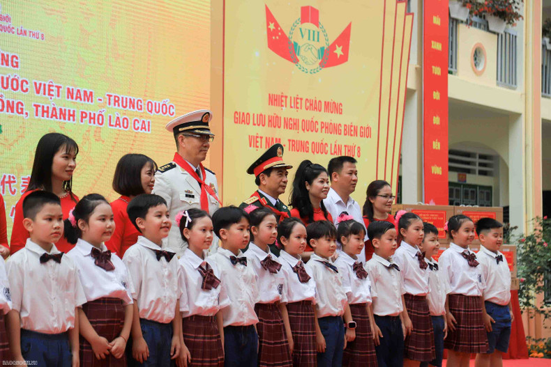 Les deux ministres Phan Van Giang et Dong Jun rendent visite aux enseignants et élèves de l'école primaire de Kim Dông. Photo: baoquocte.vn.