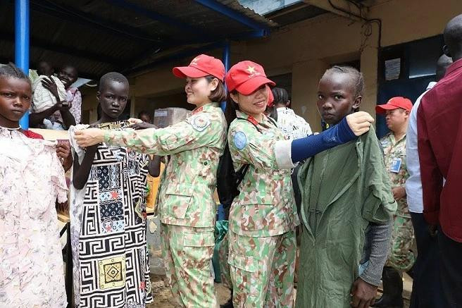 De nombreux cadeaux significatifs ont été offerts à l’hôpital d’Abiyé. Photo : Corps du génie de l'Armée vietnamienne.