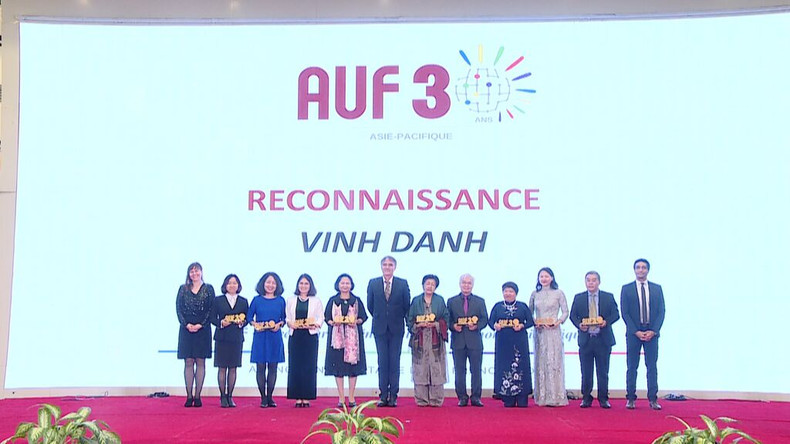 Remise de trophées aux partenaires exceptionnels au Vietnam de l'AUF. Photo : CVN.