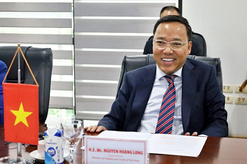 Le vice-ministre vietnamien de l'Industrie et du Commerce, Nguyen Hoang Long, a affirmé que l'Australie constituait toujours un partenaire important et prioritaire du Vietnam dans les domaines du commerce, de l'industrie et de l'énergie tant au niveau régional qu’international. Photo: congthuong.vn.