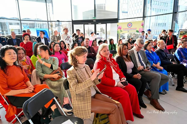 L’ao dài est non seulement une tenue emblématique qui unit la communauté des Vietnamiens, mais il laisse également une impression forte et suscite l’admiration des amis internationaux. Photo : Hai Anh