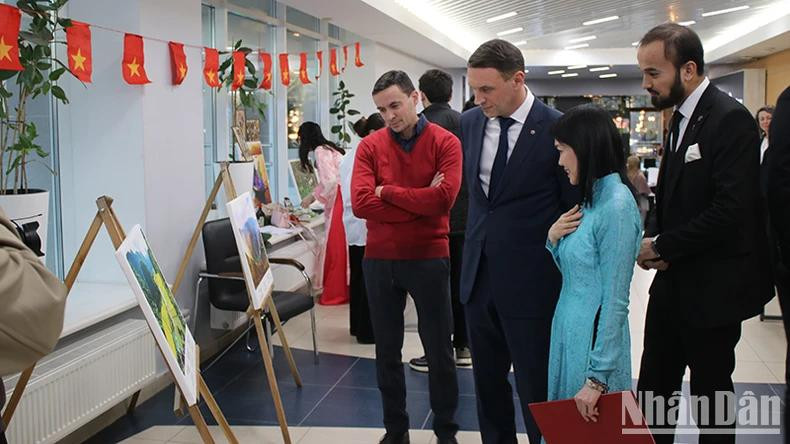 Lors de la Journée culturelle du Vietnam à Tioumen, les invités ont l'occasion de profiter d'une exposition de photo sur l’homme et la nature vietnamiens,... Lors de la Journée culturelle du Vietnam à Tioumen, les invités ont l'occasion de profiter d'une exposition de photo sur l’homme et la nature vietnamiens,...