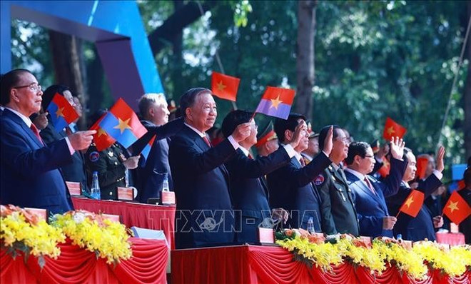 Le secrétaire général du PCV, To Lam, et les délégués ont regardé le défilé depuis le podium. Photo : VNA. Le secrétaire général du PCV, To Lam, et les délégués ont regardé le défilé depuis le podium. Photo : VNA.