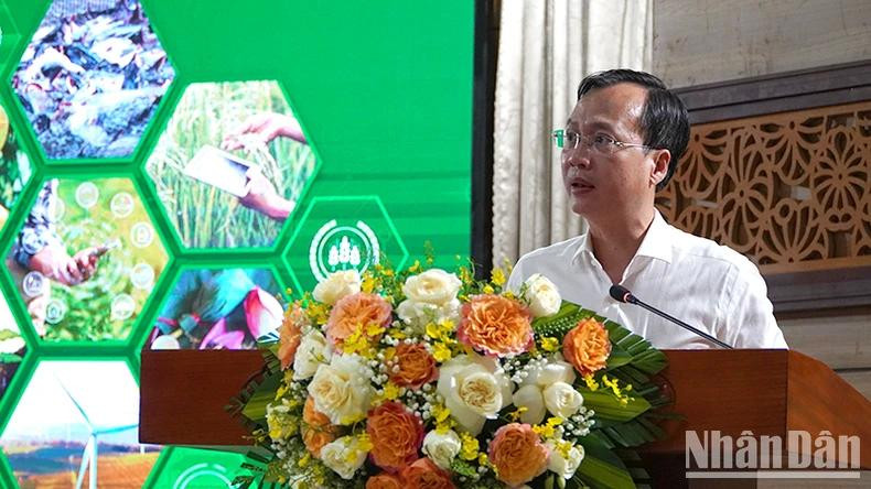 Le vice-président du Comité populaire de la province de Dong Thap, Tran Tri Quang, qui est également chef du comité d’organisation du forum, a déclaré que cet événement permettrait de promouvoir l’esprit d’innovation et de créativité et de trouver des solutions spécifiques pour accélérer la mise en œuvre des orientations économiques stratégiques du delta du Mékong. Photo: NDEL. Le vice-président du Comité populaire de la province de Dong Thap, Tran Tri Quang, qui est également chef du comité d’organisation du forum, a déclaré que cet événement permettrait de promouvoir l’esprit d’innovation et de créativité et de trouver des solutions spécifiques pour accélérer la mise en œuvre des orientations économiques stratégiques du delta du Mékong. Photo: NDEL.