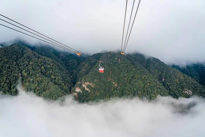 Le téléphérique entre les nuages. Photo: Minh Tu.