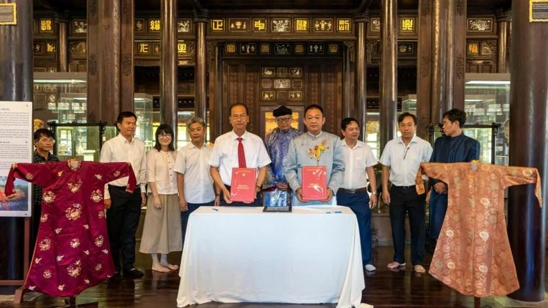 Les deux robes de la reine mère Tu Cung sont des reliques d’une valeur historique et culturelle particulière. Elles reflètent non seulement le style des costumes royaux de la dynastie des Nguyên, mais sont également étroitement liées à la vie d'un personnage historique. Photo : NDEL.