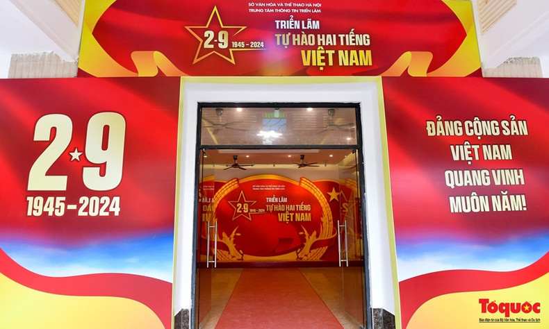 L’exposition «Fier de deux mots Vietnam» a été organisée à cette occasion dans la rue de Trang Tien. Photo : Toquoc.