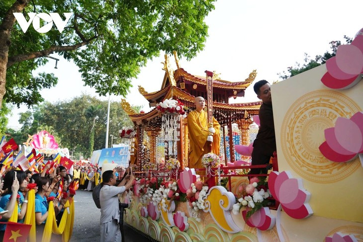 Des milliers de fidèles et de visiteurs assistent à la procession de la relique du Bouddha vers la pagode Quan Su. Photo : VOV. Des milliers de fidèles et de visiteurs assistent à la procession de la relique du Bouddha vers la pagode Quan Su. Photo : VOV.
