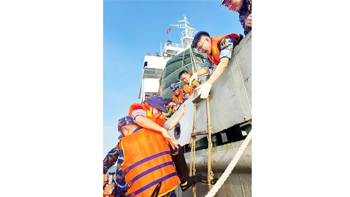 Le voyage en mer a rencontré de nombreuses difficultés en raison des grosses vagues et des vents forts. Mais en dépit des conditions météorologiques difficiles, la chaleur et l’affection du continent ont été transmises directement aux officiers et soldats. Photo : NDEL. Le voyage en mer a rencontré de nombreuses difficultés en raison des grosses vagues et des vents forts. Mais en dépit des conditions météorologiques difficiles, la chaleur et l’affection du continent ont été transmises directement aux officiers et soldats. Photo : NDEL.