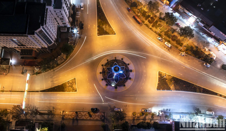 La ville de Diên Biên Phu brille de mille lumières dans la nuit. La ville de Diên Biên Phu brille de mille lumières dans la nuit.