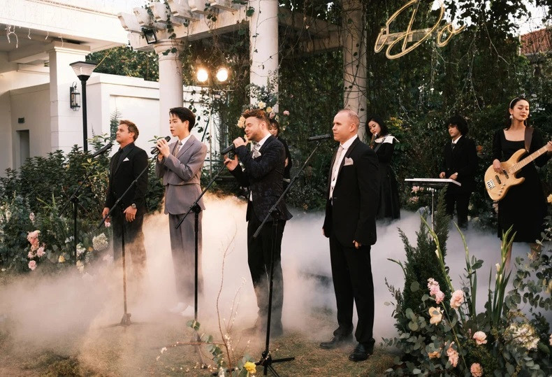 Le jeune chanteur vietnamien Duc Phuc (en veste grise) et le groupe de musique britannique 911 ont collaboré pour réaliser le clip vidéo musical « I do », qui a rapidement obtenu un effet viral sur différents réseaux sociaux. Photo : extrait du MV. Le jeune chanteur vietnamien Duc Phuc (en veste grise) et le groupe de musique britannique 911 ont collaboré pour réaliser le clip vidéo musical « I do », qui a rapidement obtenu un effet viral sur différents réseaux sociaux. Photo : extrait du MV.