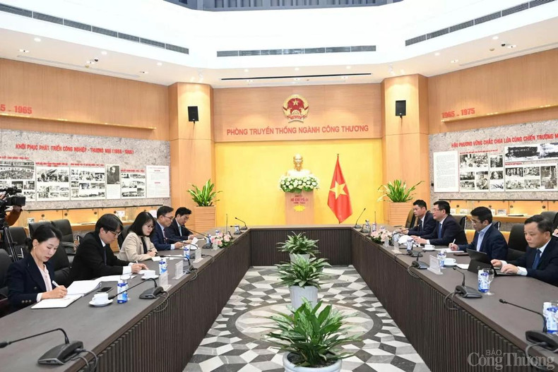 Les deux parties ont discuté des mesures spécifiques pour donner un nouvel élan à la coopération vietnamo-sud-coréenne dans les domaines d’intérêt commun, dont l'économie, le commerce, l'investissement, l’industrie et l’énergie. Photo : congthuong.vn.