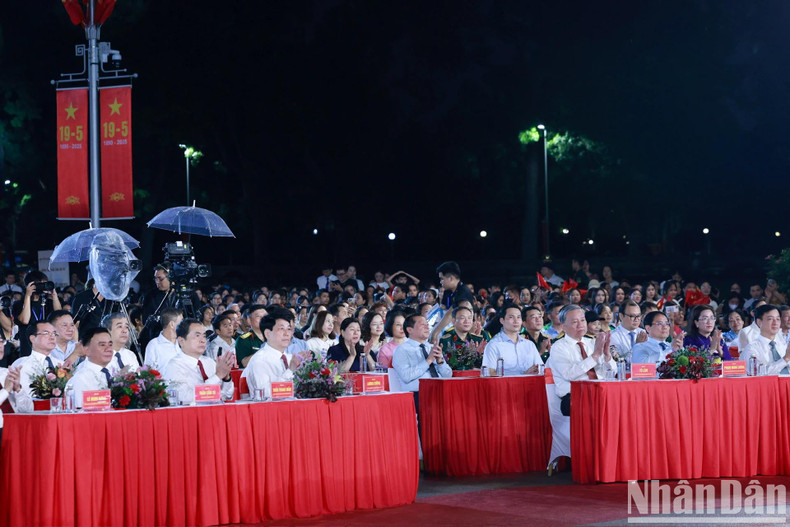 L’événement a été organisé par la Commission centrale de propagande et de mobilisation de masse du Parti communiste du Vietnam, la Télévision du Vietnam, le Comité populaire de la ville de Hanoï, le Commandement de la garde du Mausolée du Président Hô Chi Minh, la société Netmedia et d'autres partenaires. Photo : NDEL. L’événement a été organisé par la Commission centrale de propagande et de mobilisation de masse du Parti communiste du Vietnam, la Télévision du Vietnam, le Comité populaire de la ville de Hanoï, le Commandement de la garde du Mausolée du Président Hô Chi Minh, la société Netmedia et d'autres partenaires. Photo : NDEL.