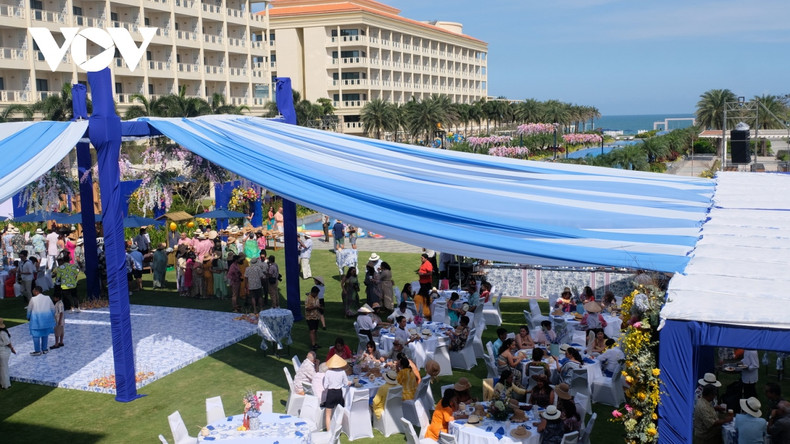 Lors de la cérémonie de mariage d'un couple indien à Sheraton Grand Da Nang Resort and Convention Center, dans la ville de Dà Nang. Photo : VOV.