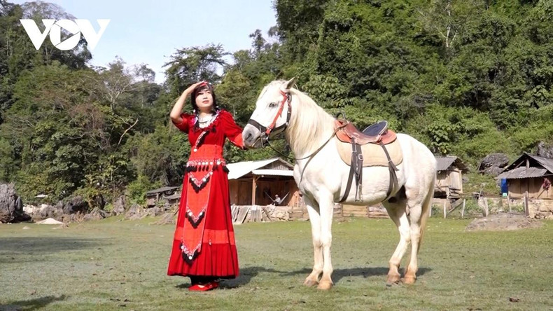 De nombreux services touristiques ont été créés pour enrichir les expériences des visiteurs, tels que la location de costumes, la location de chevaux, la vente de souvenirs ou de spécialités locales. Photo : VOV. De nombreux services touristiques ont été créés pour enrichir les expériences des visiteurs, tels que la location de costumes, la location de chevaux, la vente de souvenirs ou de spécialités locales. Photo : VOV.