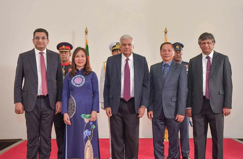 L’ambassadrice du Vietnam au Sri Lanka, Trinh Thi Tam (2e à gauche), et le Président sri-lankais Ranil Wickremesinghe (au centre). Photo : baoquocte.vn