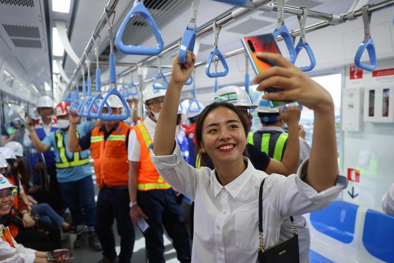 La mise en service de la ligne de métro Bên Thanh – Suôi Tiên marque non seulement une avancée importante dans la modernisation des infrastructures de transport de la mégapole du Sud du Vietnam, mais contribue également à améliorer la qualité de vie des habitants et à offrir des expériences uniques aux touristes, dont les étrangers. Photo : vnexpress La mise en service de la ligne de métro Bên Thanh – Suôi Tiên marque non seulement une avancée importante dans la modernisation des infrastructures de transport de la mégapole du Sud du Vietnam, mais contribue également à améliorer la qualité de vie des habitants et à offrir des expériences uniques aux touristes, dont les étrangers. Photo : vnexpress