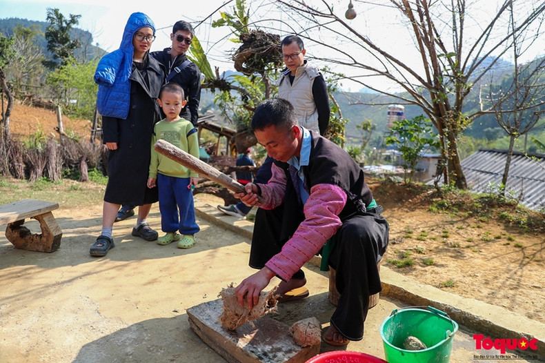 À partir de la manière traditionnelle de fabriquer du papier des Mong, Trang A Cua a créé des peintures sur papier. En venant à Hua Tat, vous ferez l'expérience de la réalisation de peintures traditionnelles, imprégné de l'identité culturelle Mong. À partir de la manière traditionnelle de fabriquer du papier des Mong, Trang A Cua a créé des peintures sur papier. En venant à Hua Tat, vous ferez l'expérience de la réalisation de peintures traditionnelles, imprégné de l'identité culturelle Mong.