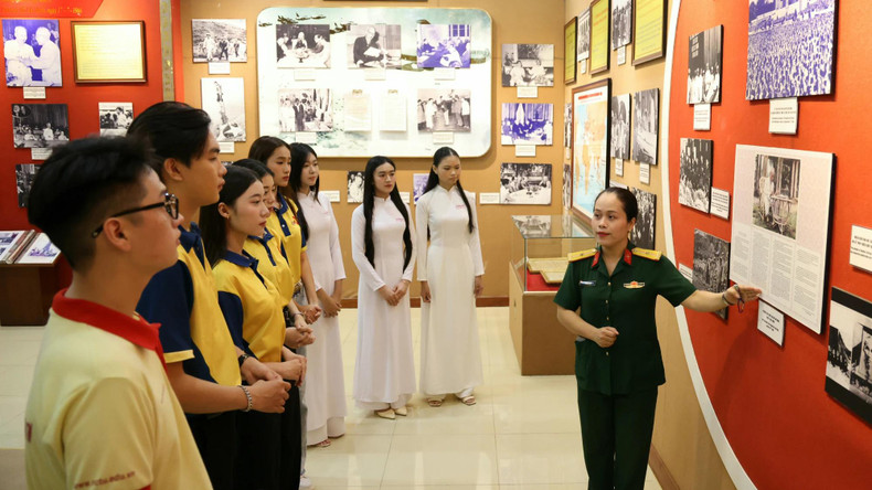 L’antenne du musée de Hô Chi Minh à Can Tho (dans le delta du Mékong) attire chaque jour de nombreux visiteurs, dont les jeunes. Photo : My Hanh/NDEL.