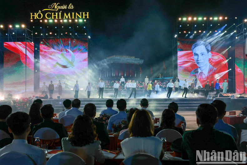 Le programme a pour but de louer les grandes contributions de l'Oncle Hô et de promouvoir le patriotisme et la fierté nationale chez les Vietnamiens. Il témoigne également de l’aspiration du Vietnam à s'élever dans la nouvelle ère, appelée « ère d’ascension nationale ». Photo : NDEL. Le programme a pour but de louer les grandes contributions de l'Oncle Hô et de promouvoir le patriotisme et la fierté nationale chez les Vietnamiens. Il témoigne également de l’aspiration du Vietnam à s'élever dans la nouvelle ère, appelée « ère d’ascension nationale ». Photo : NDEL.