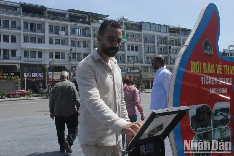 La combinaison entre la technologie et le tourisme permet de promouvoir de manière efficace l'image de Quang Ninh auprès des visiteurs internationaux. Photo : NDEL La combinaison entre la technologie et le tourisme permet de promouvoir de manière efficace l'image de Quang Ninh auprès des visiteurs internationaux. Photo : NDEL