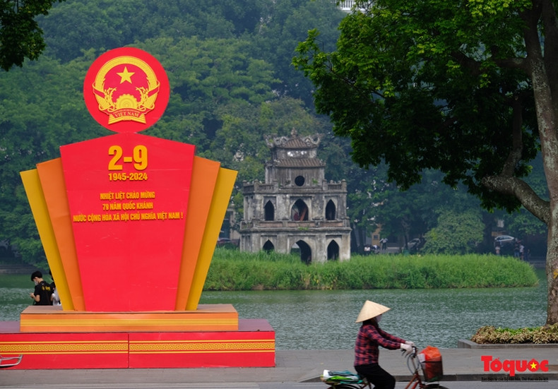 Le symbole de l’emblème national situé dans la région du lac Hoan Kiem. Photo : Toquoc.