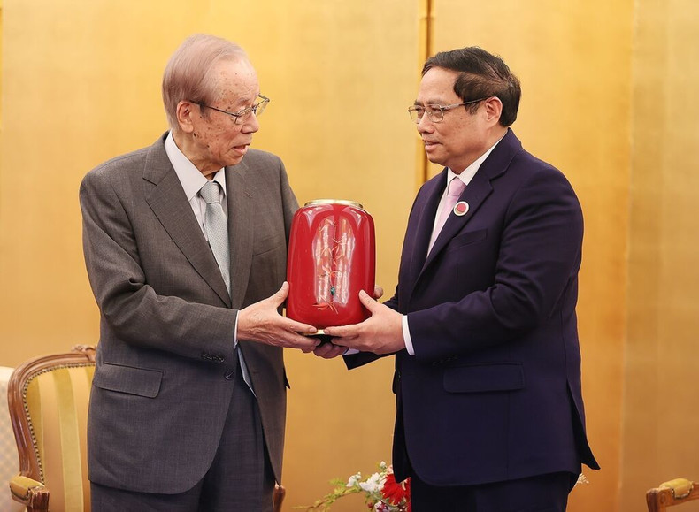 Le PM Pham Minh Chinh (à droite) offre un cadeaux à l'ancien PM japonais Fukuda Yasuo. Photo : VNA.