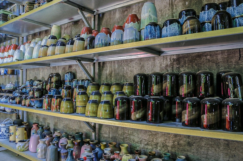 Selon Mme Linh, ses produits sont principalement des objets de la vie quotidienne, chaque coûtant entre 10.000 et 200.000 dongs.