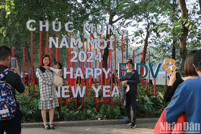 Aller au lac Hoàn Kiêm pour se promener et prendre des photos est devenu une habitude pour de nombreuses personnes le premier jour de l’année. Aller au lac Hoàn Kiêm pour se promener et prendre des photos est devenu une habitude pour de nombreuses personnes le premier jour de l’année.