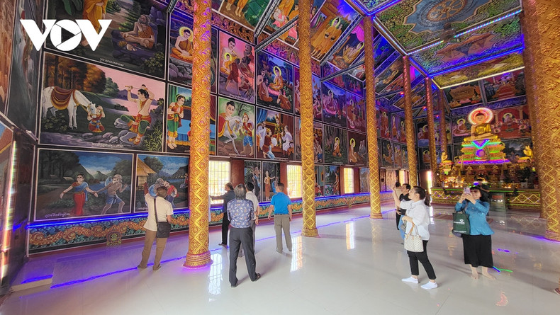 L'intérieur du hall principal se distingue par des peintures sur la vie de Bouddha. Photo: VOV.