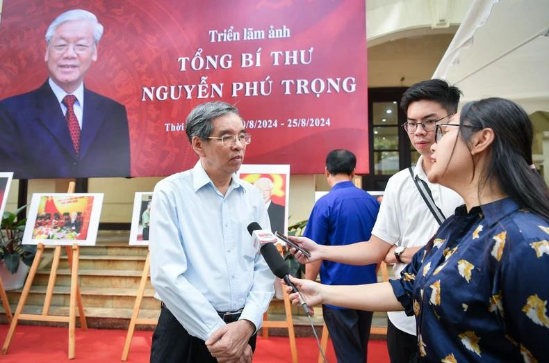 Le journaliste Van Bac, ancien chef du département de construction du Parti du journal Nhân Dân et reporter à plein temps du Secrétaire général du Parti Nguyên Phu Trong, a déclaré avec émotion : « Le Secrétaire général du Parti Nguyên Phu Trong est un leader éminent et un excellent théoricien du Parti, mais également un dirigeant simple, modeste et proche du peuple. L'exposition est une bonne occasion pour les gens de revenir sur les images touchantes de lui. Elle témoigne de l’affection particulière du peuple vietnamien envers un dirigeant dévoué et visionnaire du Parti. Photo: Thanh Dat/NDEL. Le journaliste Van Bac, ancien chef du département de construction du Parti du journal Nhân Dân et reporter à plein temps du Secrétaire général du Parti Nguyên Phu Trong, a déclaré avec émotion : « Le Secrétaire général du Parti Nguyên Phu Trong est un leader éminent et un excellent théoricien du Parti, mais également un dirigeant simple, modeste et proche du peuple. L'exposition est une bonne occasion pour les gens de revenir sur les images touchantes de lui. Elle témoigne de l’affection particulière du peuple vietnamien envers un dirigeant dévoué et visionnaire du Parti. Photo: Thanh Dat/NDEL.