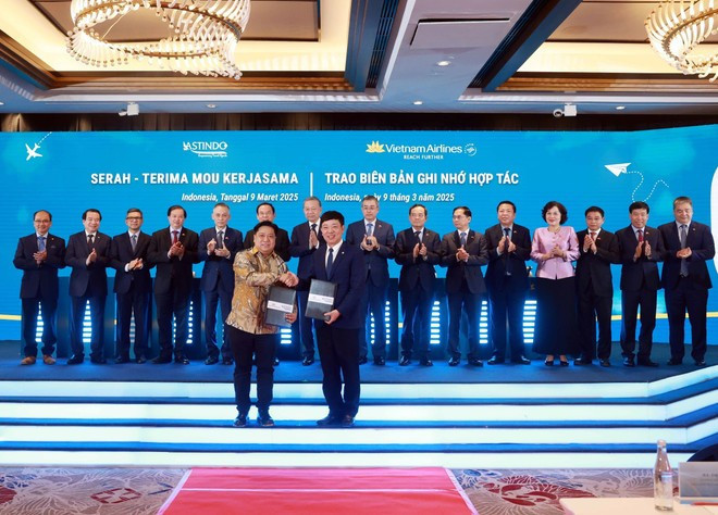 Vietnam Airlines signe un protocole d’accord avec l’Association indonésienne des agents de voyages (ASTINDO) sur la coopération dans le développement du tourisme. Photo : VNA. Vietnam Airlines signe un protocole d’accord avec l’Association indonésienne des agents de voyages (ASTINDO) sur la coopération dans le développement du tourisme. Photo : VNA.