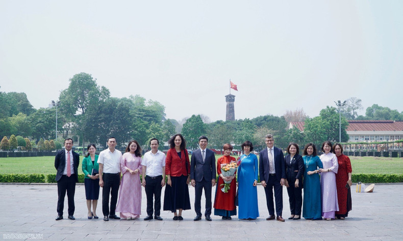 La visite de la Citadelle impériale de Thang Long est l’occasion de promouvoir l’image du Vietnam, sa riche histoire, sa culture et son peuple auprès des amis internationaux. Photo : baoquocte.vn.