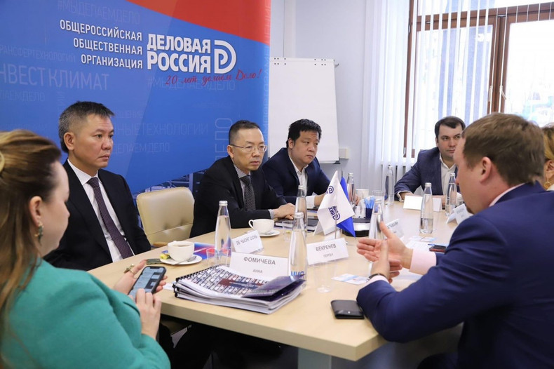 Selon le conseiller commercial du Vietnam en Russie, Duong Hoang Minh, la participation du Vietnam au SPIEF montre que le Vietnam attache toujours une grande importance au développement de ses relations d’amitié traditionnelle et de coopération stratégique intégrale avec la Russie. Cela affirme également la volonté du Vietnam de contribuer activement à la prospérité mondiale. Photo: Ambassade du Vietnam en Russie. Selon le conseiller commercial du Vietnam en Russie, Duong Hoang Minh, la participation du Vietnam au SPIEF montre que le Vietnam attache toujours une grande importance au développement de ses relations d’amitié traditionnelle et de coopération stratégique intégrale avec la Russie. Cela affirme également la volonté du Vietnam de contribuer activement à la prospérité mondiale. Photo: Ambassade du Vietnam en Russie.