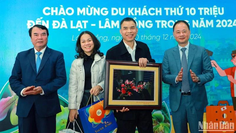 Nguyên Dang Dung, un Hanoïen, a franchi le cap symbolique du 10 millionième visiteur de Dà Lat. Photo : NDEL. Nguyên Dang Dung, un Hanoïen, a franchi le cap symbolique du 10 millionième visiteur de Dà Lat. Photo : NDEL.