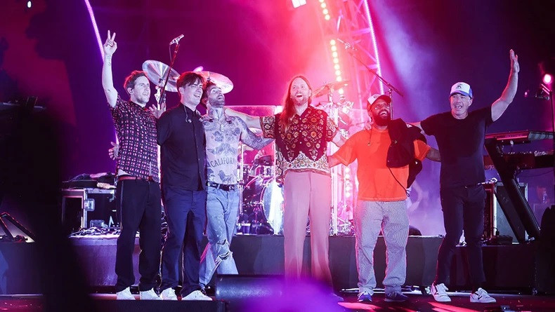 Les membres du groupe de musique pop américain Maroon 5 lors du Festival de musique 8Wonders tenu le 16 décembre dans la ville insulaire de Phu Quôc, province de Kiên Giang (au Sud). Photo : 8Wonders. Les membres du groupe de musique pop américain Maroon 5 lors du Festival de musique 8Wonders tenu le 16 décembre dans la ville insulaire de Phu Quôc, province de Kiên Giang (au Sud). Photo : 8Wonders.