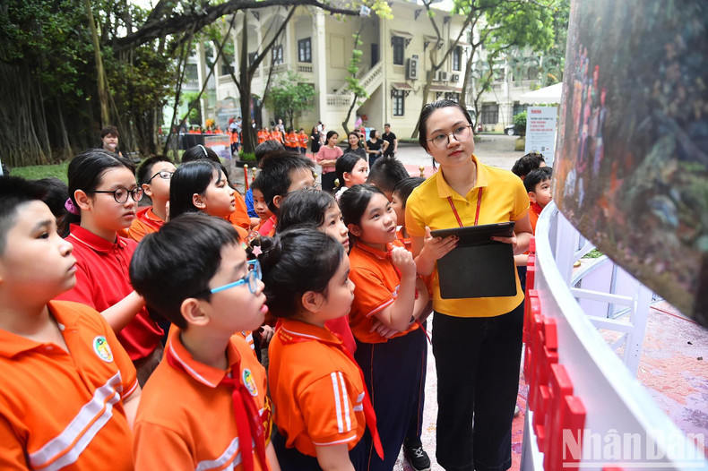 Lors de cette exposition, les élèves ont l’occasion d’admirer la fresque circulaire « Campagne de Diên Biên Phu », de 5,5 mètres de diamètre et plus de 3 m de haut, et d’expérimenter la technologie de la réalité augmentée (AR), avec un panorama à 360 degrés. Photo: NDEL.