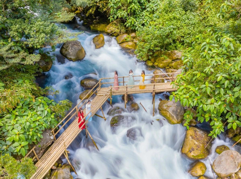 Les couleurs vertes et bleues luxuriantes des arbres primitifs denses, des sources infinies et des hautes falaises calcaires créent une atmosphère paisible et pleine de charme. Le ruisseau Mooc a une couleur bleue en raison des cours d’eau souterrains coulant à travers les montagnes calcaires. Photo : VOV