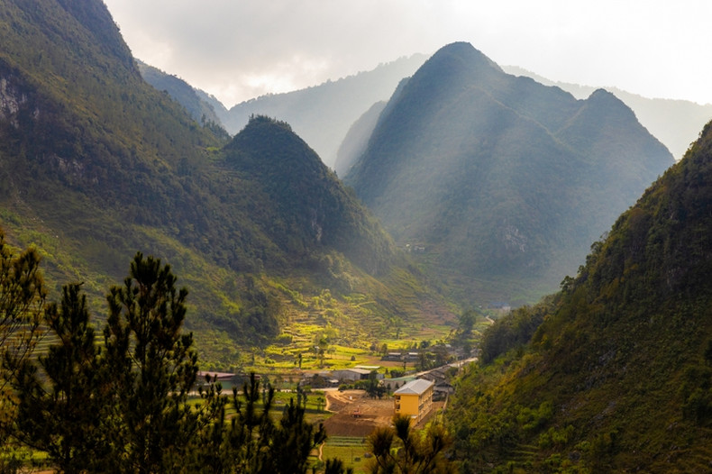 Dan les vallées de Ha Giang, où les champs en terrasses sont nichés entre les montagnes.