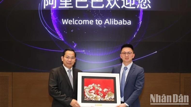Alibaba s'engage à soutenir la croissance des entreprises vietnamiennes, en mettant l'accent sur le développement des technologies avancées, des infrastructures et des ressources humaines qualifiées pour renforcer leur présence dans le commerce numérique mondial. Photo : NDEL Alibaba s'engage à soutenir la croissance des entreprises vietnamiennes, en mettant l'accent sur le développement des technologies avancées, des infrastructures et des ressources humaines qualifiées pour renforcer leur présence dans le commerce numérique mondial. Photo : NDEL