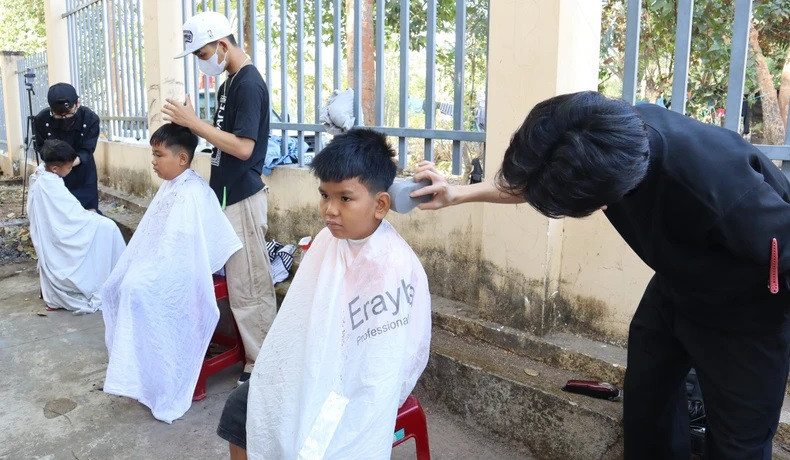 Coupe de cheveux gratuite pour les enfants dans les zones frontalières. Photo : NDEL.