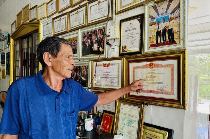Avec ses réalisations exceptionnelles, Vo Van Em a reçu un certificat de mérite du Premier ministre. Photo: Hông Câm/danviet.vn Avec ses réalisations exceptionnelles, Vo Van Em a reçu un certificat de mérite du Premier ministre. Photo: Hông Câm/danviet.vn