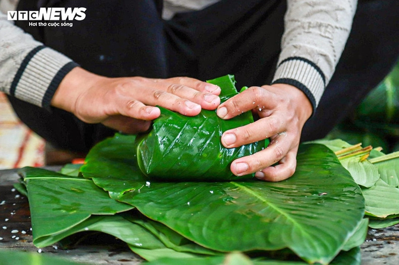 Normalement, le « bánh chưng » est emballé dans des cadres pour donner aux gâteaux une forme carrée, mais les habitants du village de Tranh Khuc choisissent de ne pas les utiliser. Sans utiliser les cadres, le Banh chung apparaît toujours carré et de la même taille. Normalement, le « bánh chưng » est emballé dans des cadres pour donner aux gâteaux une forme carrée, mais les habitants du village de Tranh Khuc choisissent de ne pas les utiliser. Sans utiliser les cadres, le Banh chung apparaît toujours carré et de la même taille.