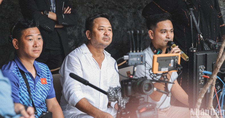 Le réalisateur Phu Tran (à droite) lors d'une séance de tournage du clip « Victory – Bond in Vietnam ». Photo : NDEL