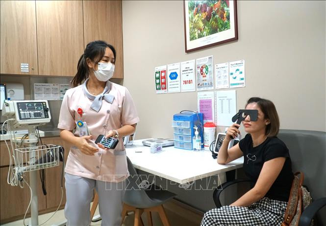 Le programme de consultation médicale gratuite au centre médical Sunway, qui comprend des tests sanguins et des examens ophtalmologiques, aide la communauté des étrangers travaillant en Malaisie et la communauté vietnamienne en particulier à accéder aux services de soins de santé de qualité. Photo: VNA. Le programme de consultation médicale gratuite au centre médical Sunway, qui comprend des tests sanguins et des examens ophtalmologiques, aide la communauté des étrangers travaillant en Malaisie et la communauté vietnamienne en particulier à accéder aux services de soins de santé de qualité. Photo: VNA.