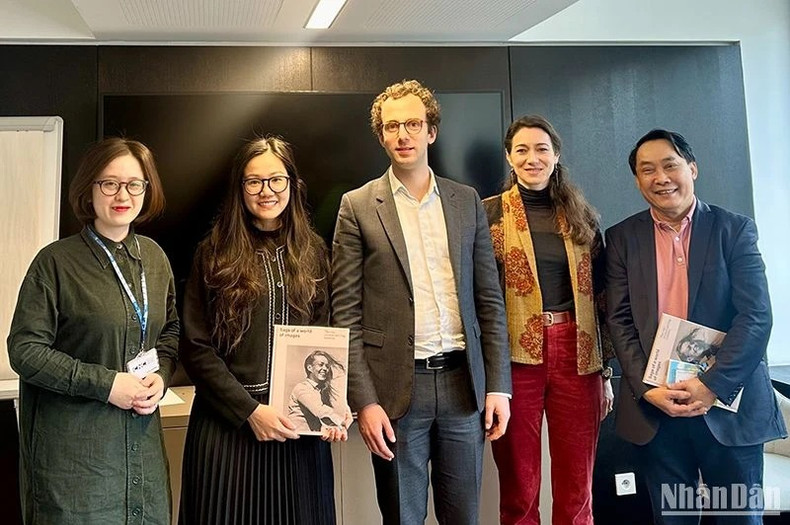 Les deux parties ont convenu de travailler en étroite collaboration pour présenter des films classiques des deux pays au Centre culturel vietnamien en France, en particulier ceux qui ont remporté des prix internationaux. Photo : NDEL. Les deux parties ont convenu de travailler en étroite collaboration pour présenter des films classiques des deux pays au Centre culturel vietnamien en France, en particulier ceux qui ont remporté des prix internationaux. Photo : NDEL.