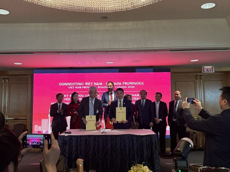 Cérémonie de signature d’un mémorandum de coopération entre les localités vietnamiennes présentes au VPR Canada 2024 et l'Association des hommes d'affaires vietnamiens au Canada. Photo: baoquocte.vn. Cérémonie de signature d’un mémorandum de coopération entre les localités vietnamiennes présentes au VPR Canada 2024 et l'Association des hommes d'affaires vietnamiens au Canada. Photo: baoquocte.vn.